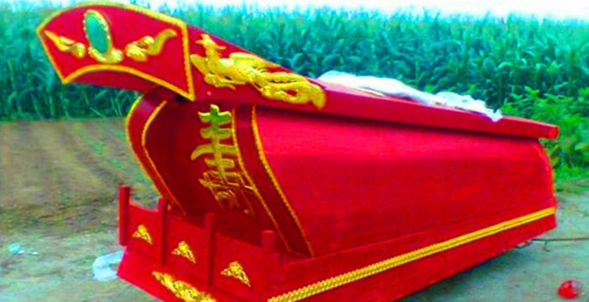 河南农村盖房挖出"血棺",嫌晦气一把火烧了,专家:烧了5个亿_棺材_红色