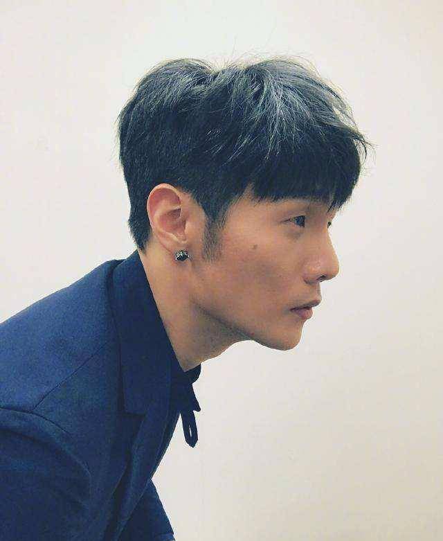 38岁李荣浩15岁辍学19岁车祸险丧命10年幕后终逆袭成导师