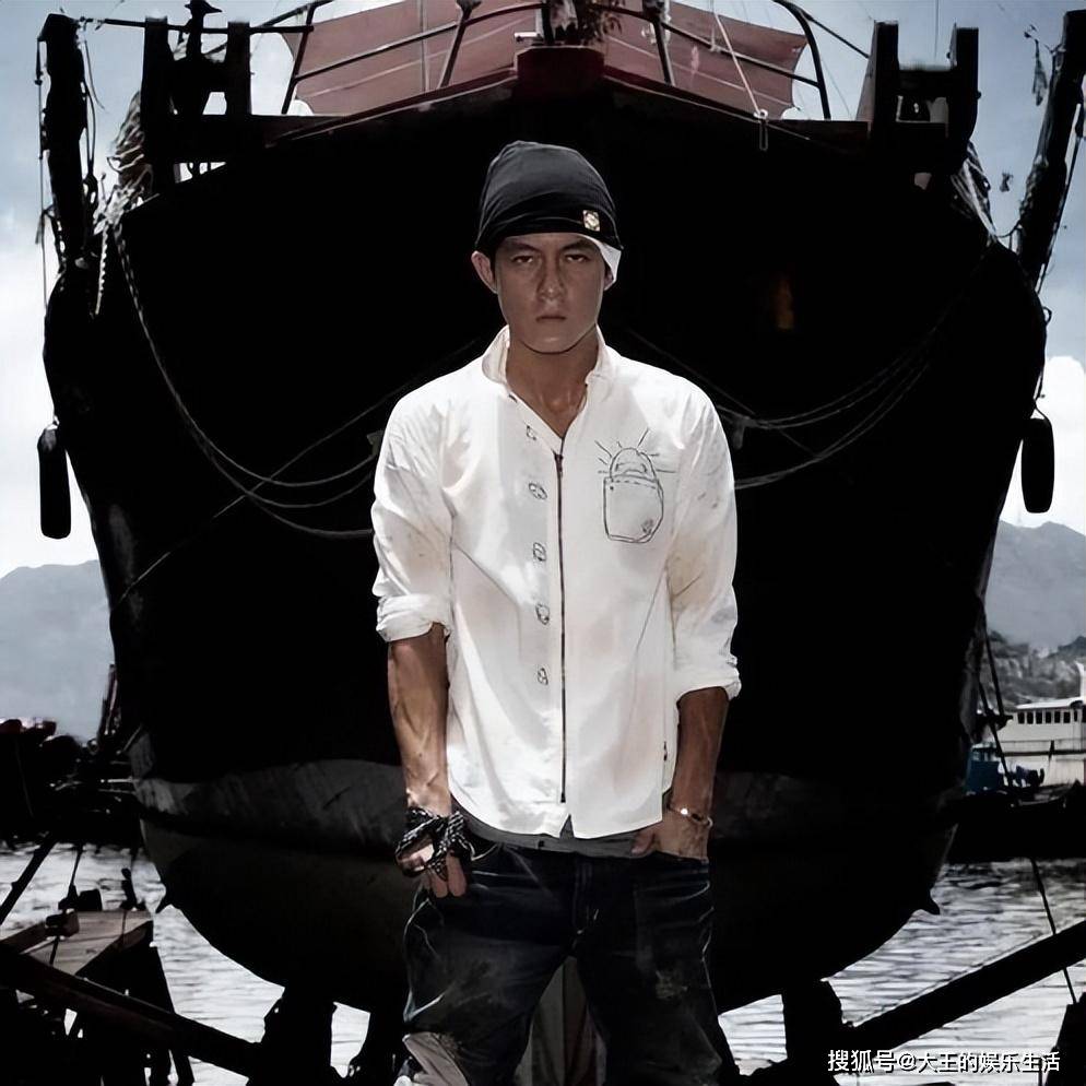 原创陈冠希为退选港姐签名举止大方帅气不减两人挨身合照不失仪态