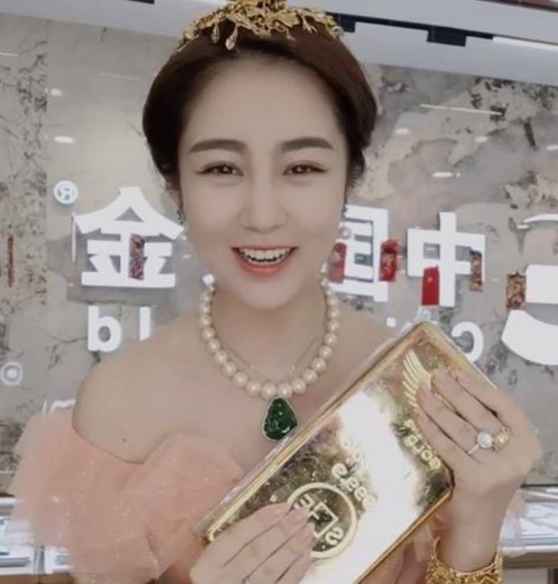 乡村爱情女演员太"豪横",手抱25斤金砖,一身行头过千万_毕畅_电视