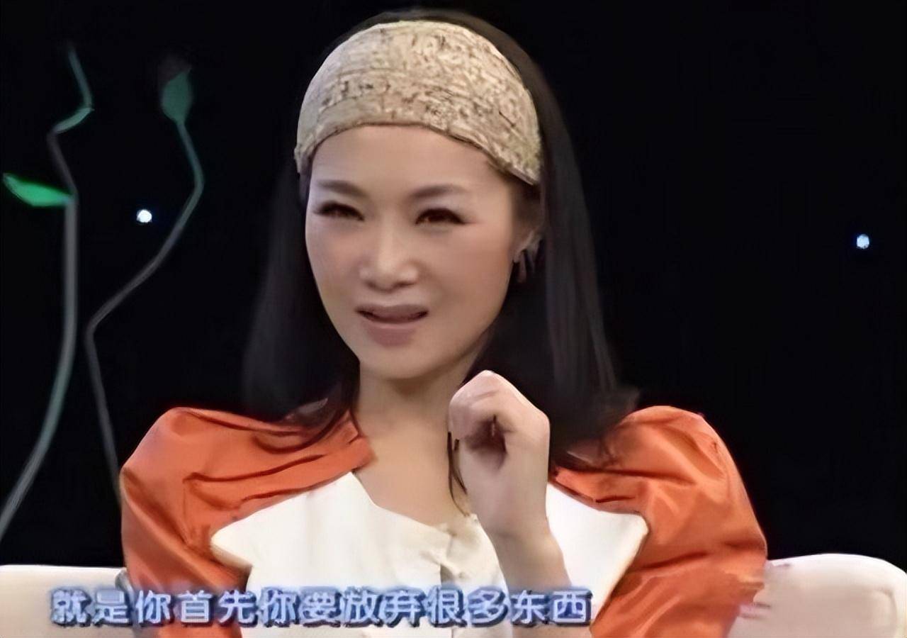 她被誉为军中花仙子,连续15年上春晚,男友患癌离世,52岁仍单身_吕薇