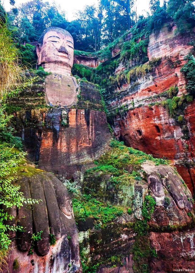 5. 乐山大佛:近距离观赏弥勒佛坐像并体验佛教文化,并与当地美食约会.