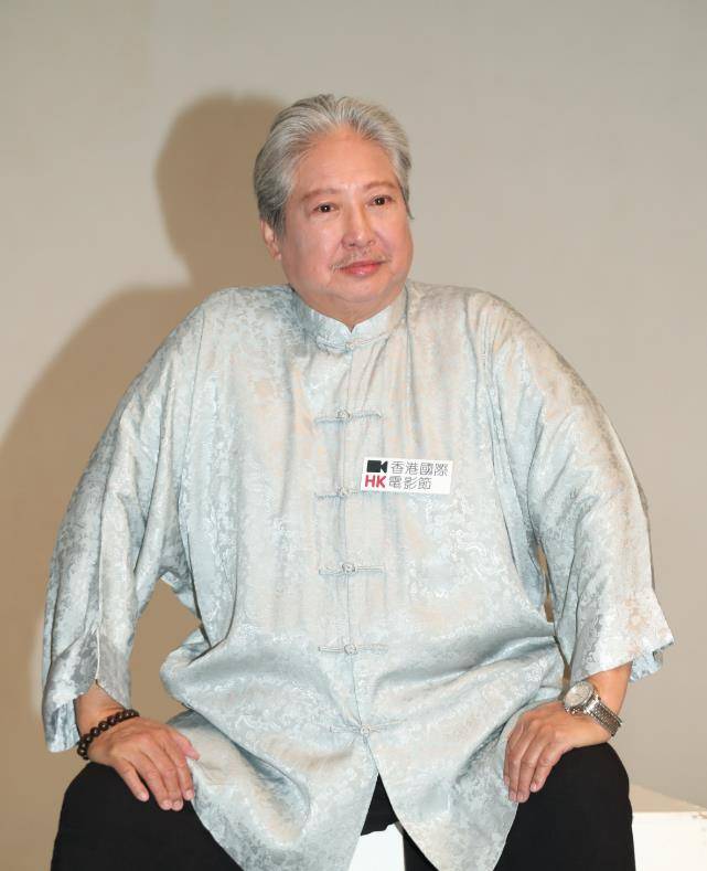 洪金宝不认识谢楠她搬出老公说是吴京老婆吴京急忙起身鞠躬