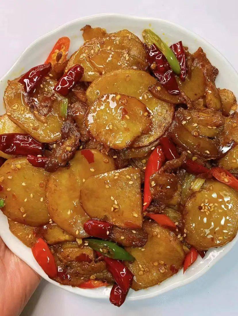 干锅土豆片的由来,虽然没有确切的历史记载,但可以推测,它是在川菜