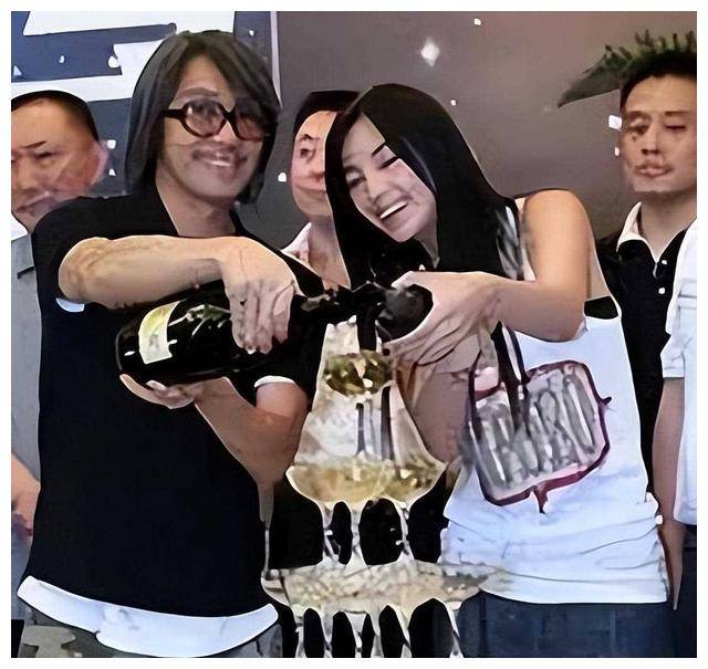 周星驰曝与赵丽娜李佳悦合影邀请合作新作神秘转世