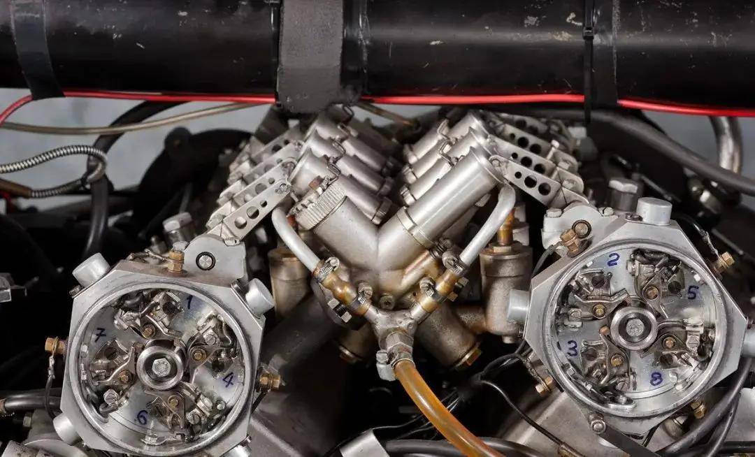 最让人吃惊的是动力装置——搭载了排量500cc的水冷发动机,拥有8个