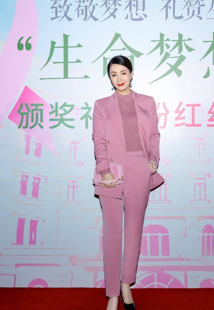 原创陶虹得罪造型师了西装裤暴露胯大缺陷女神居然穿出大妈臀