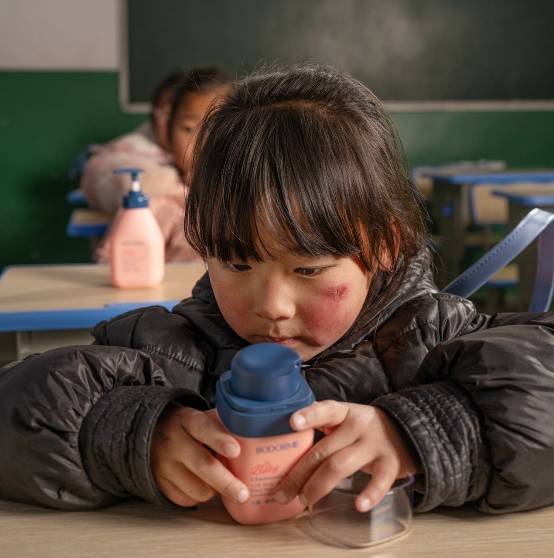 为了带动更多社会力量去守护春蕾女童,将爱心集聚并持续传递,贝德美