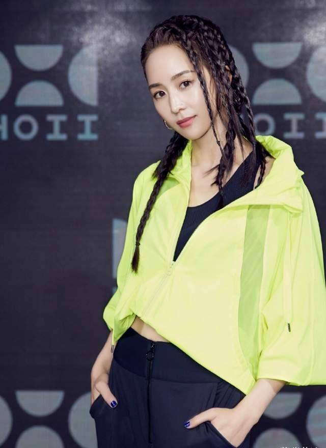 张钧甯太"心机"了,穿衬衫特意解开纽扣,v型领口时尚微露_好身材_运动