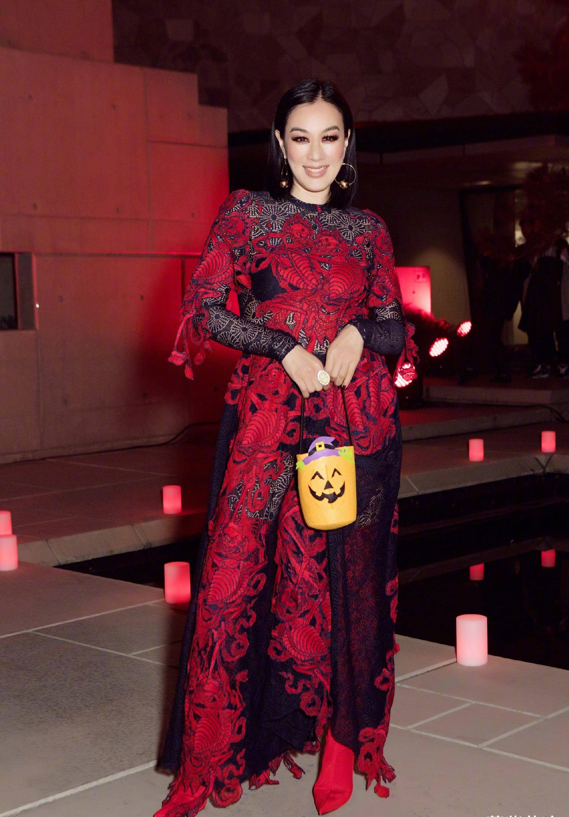 不过机智的钟丽缇搭配了一双红色的高跟鞋,不仅让她看上去更加时尚,而