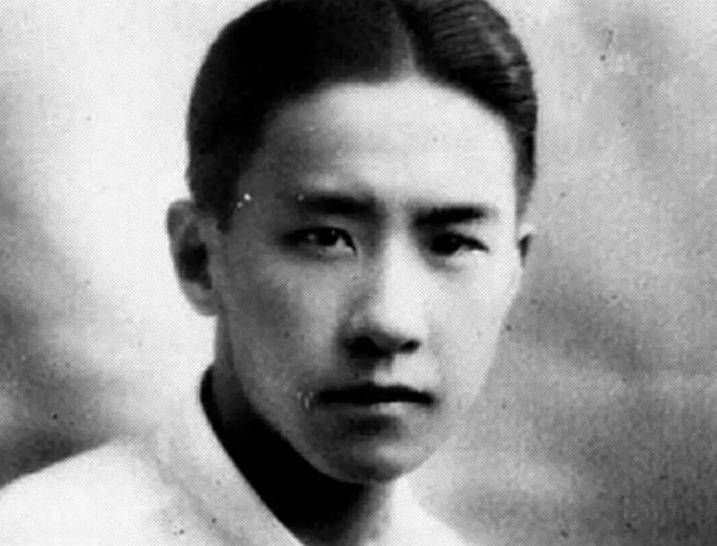 他们送别的人正是当时的青帮帮主,袁世凯的次子——袁克文.