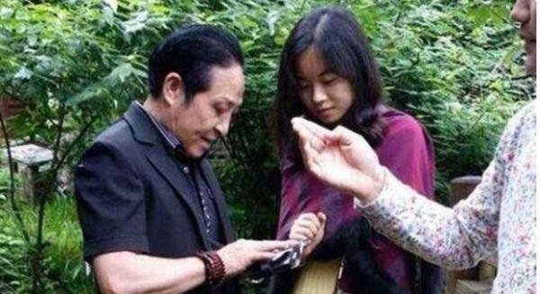 当时,本地商人邹勇,承包郊区煤炭采购供应站赚得第一桶金,后来,凭着