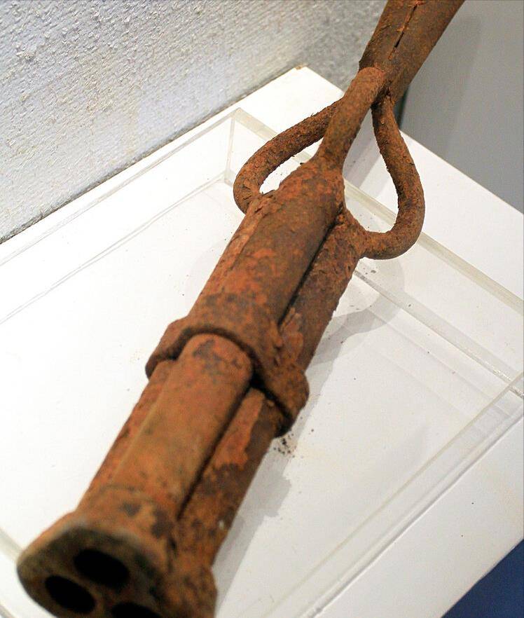 明朝的三眼铳独步天下是最早的机枪其实它只是个锤子