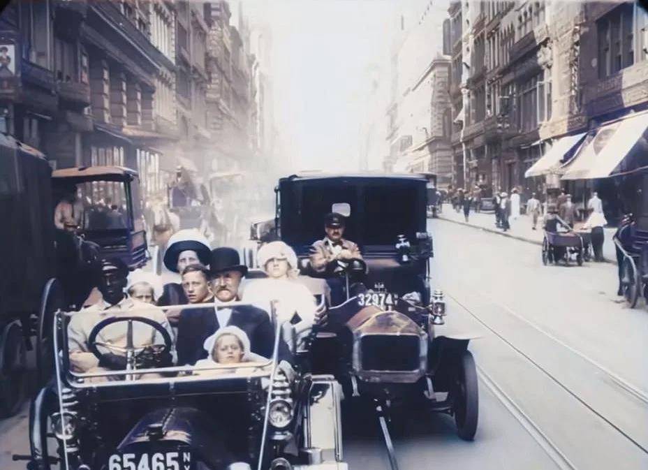 汽车发明于18世纪末,到了20世纪初的时候,纽约的汽车已经非常普及