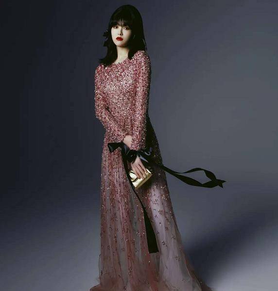 原创40岁唐嫣没人气烟熏妆亮片裙气质大变认不出小蛮腰超吸睛