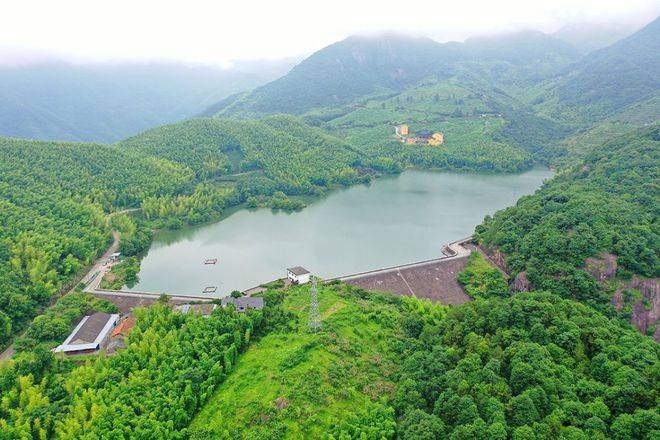 西山森林公园-光明寺水库-龙坞茶园-上埭村-何家村全长约8公里,杭州的