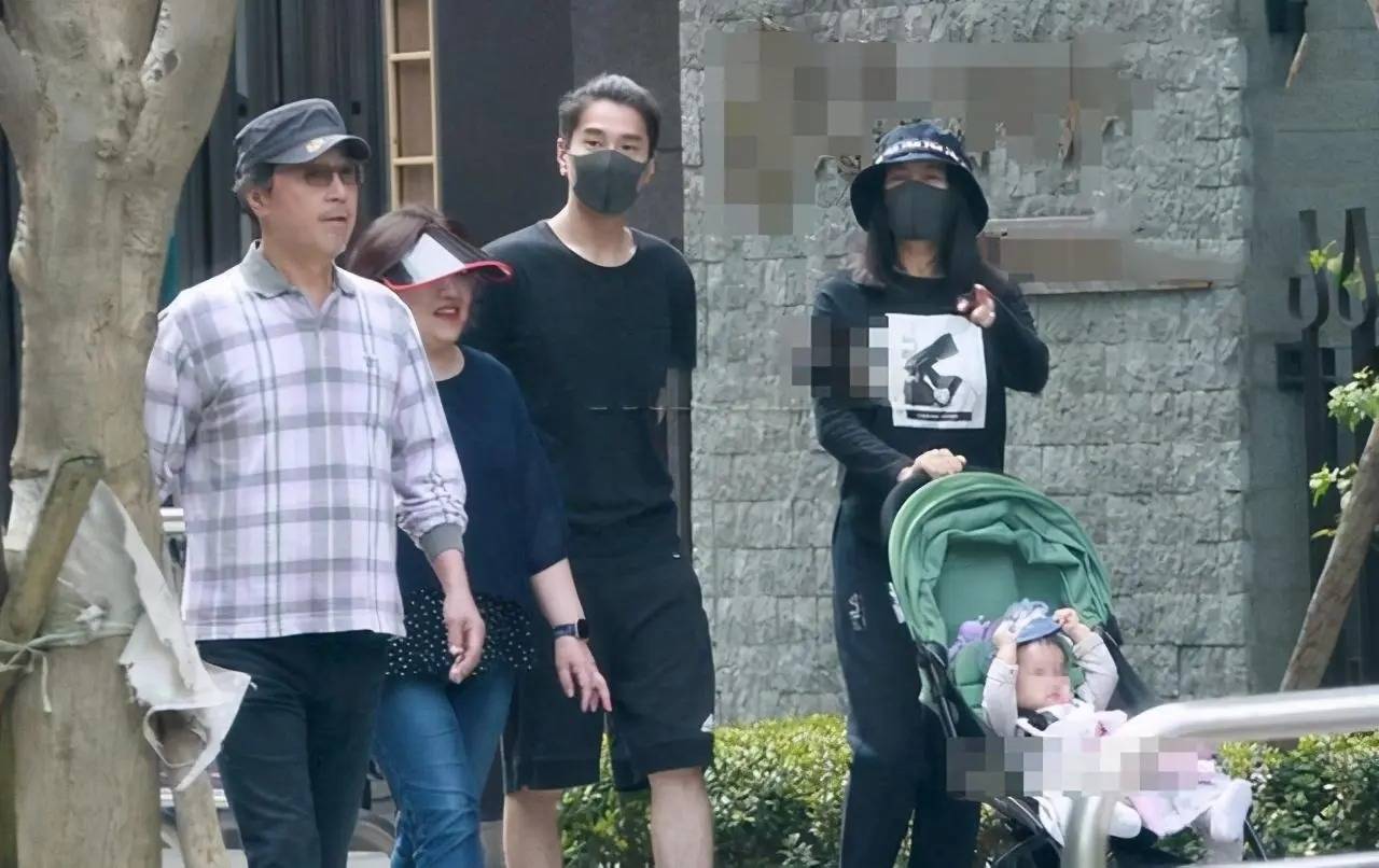 原创高圆圆赵又廷回台探亲偷吻瞬间曝光婆媳互动如何揭秘明星家庭日常