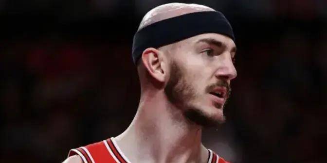 德罗赞和武切维奇频频得分,怀特也在外线命中关键三分,帮助球队逐渐拉