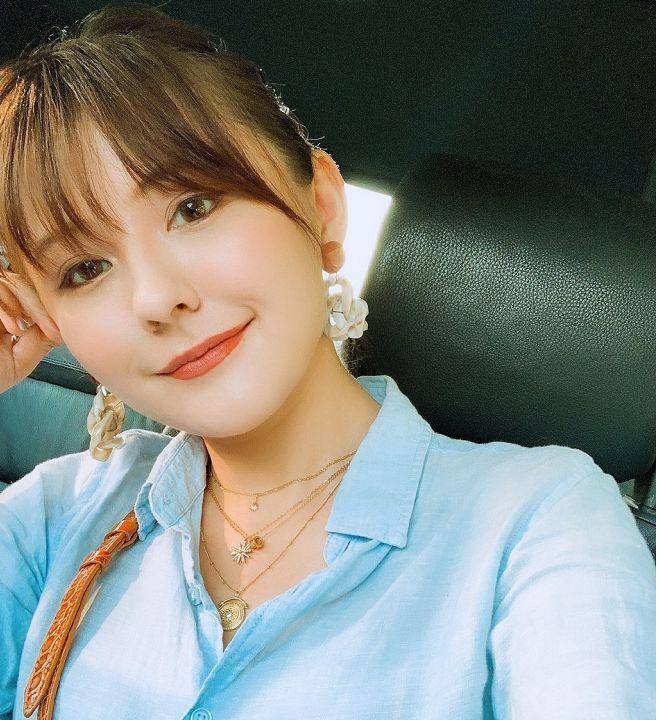 "彭小盛已经51岁了,还是非常的漂亮,美的和马东格格不入.