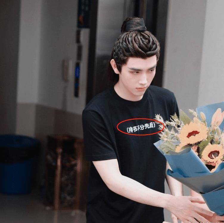 原创皓衣行杀青罗云熙陈飞宇穿黑白t恤现身剧组还是那么严谨