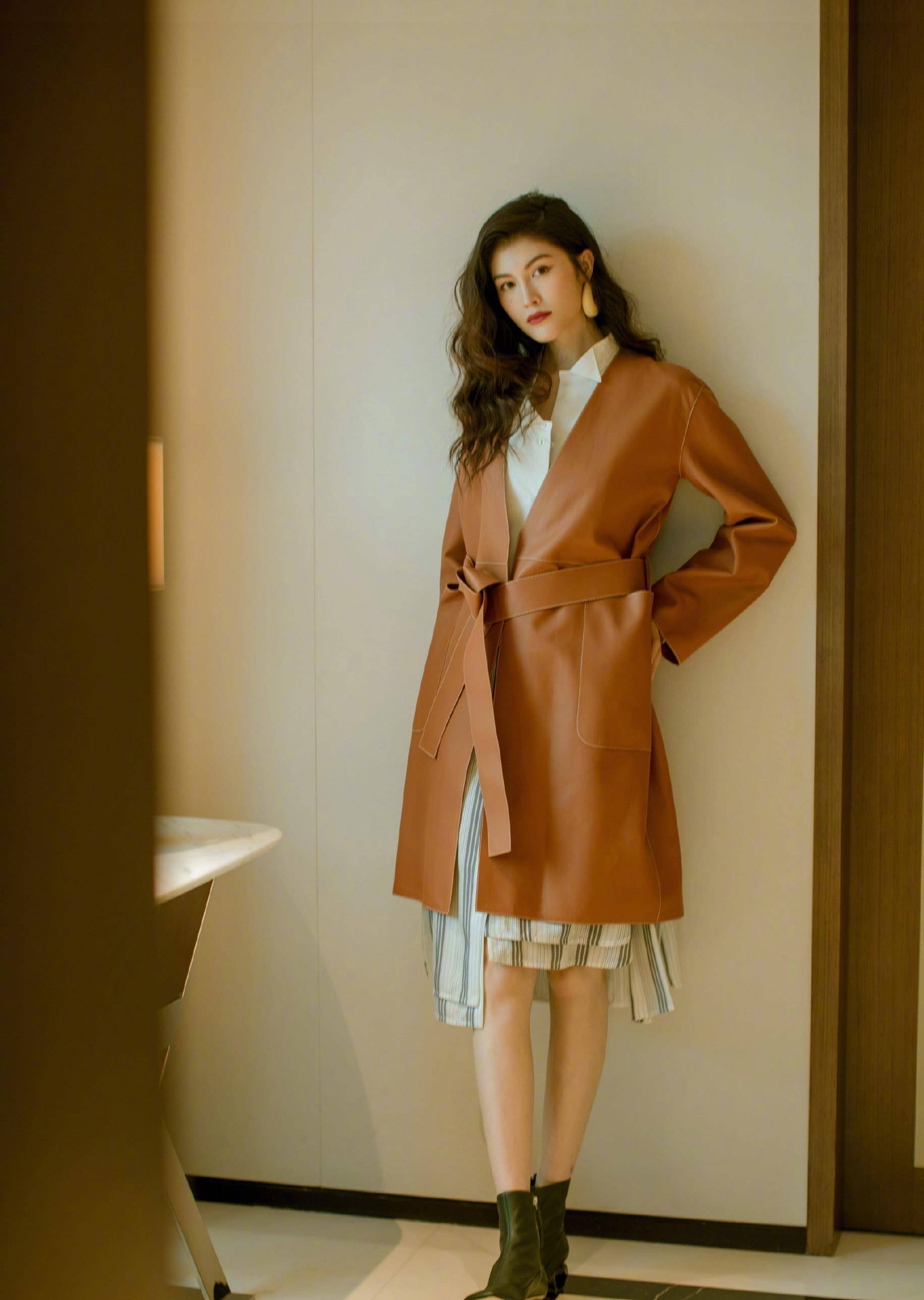 原创超模也不过如此何穗走红毯用尽手段不息利用身材来博镜头