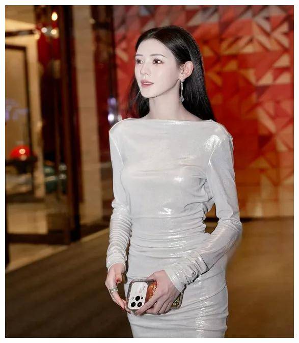 原创谁顶得住嘛32岁优雅女神张予曦惊艳身姿炫彩登场