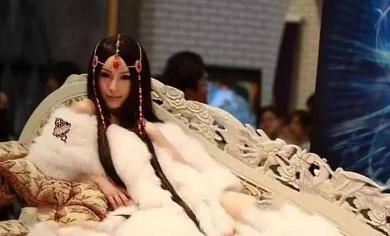 当成吉思汗包围金国都城时,金朝皇帝被迫献200个美女投降,其中必须有