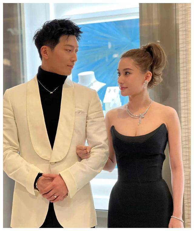 窦骁何超莲:合体破解,传闻不和!眼神令人心动,拉丝好治愈!