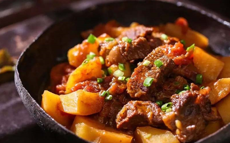 做土豆炖牛肉时,别傻傻只会加水,加一瓶"它",肉烂味鲜超好吃