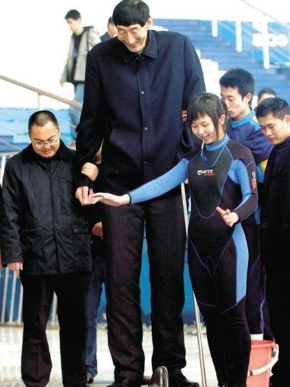 原创身高236米的鲍喜顺不顾医生劝阻冒险生子现在一家过得怎样