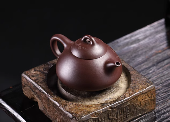 吴建强的艺术成就不仅仅体现在荣誉和奖项上,更重要的是他对紫砂艺术