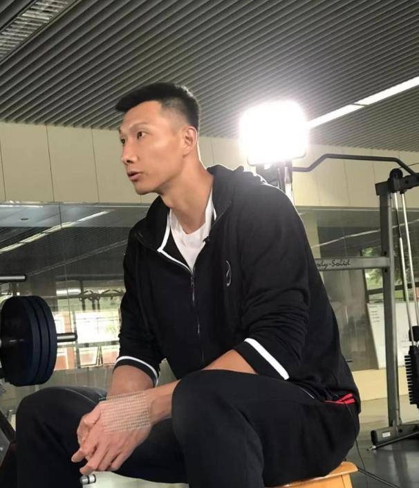 原创易建联27岁娶巴西足球宝贝36岁退役生两儿子家庭生赢家