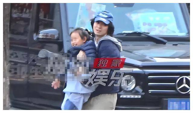董子健开大g送女儿上课,街头宠溺转圈圈,爱女如孙怡.