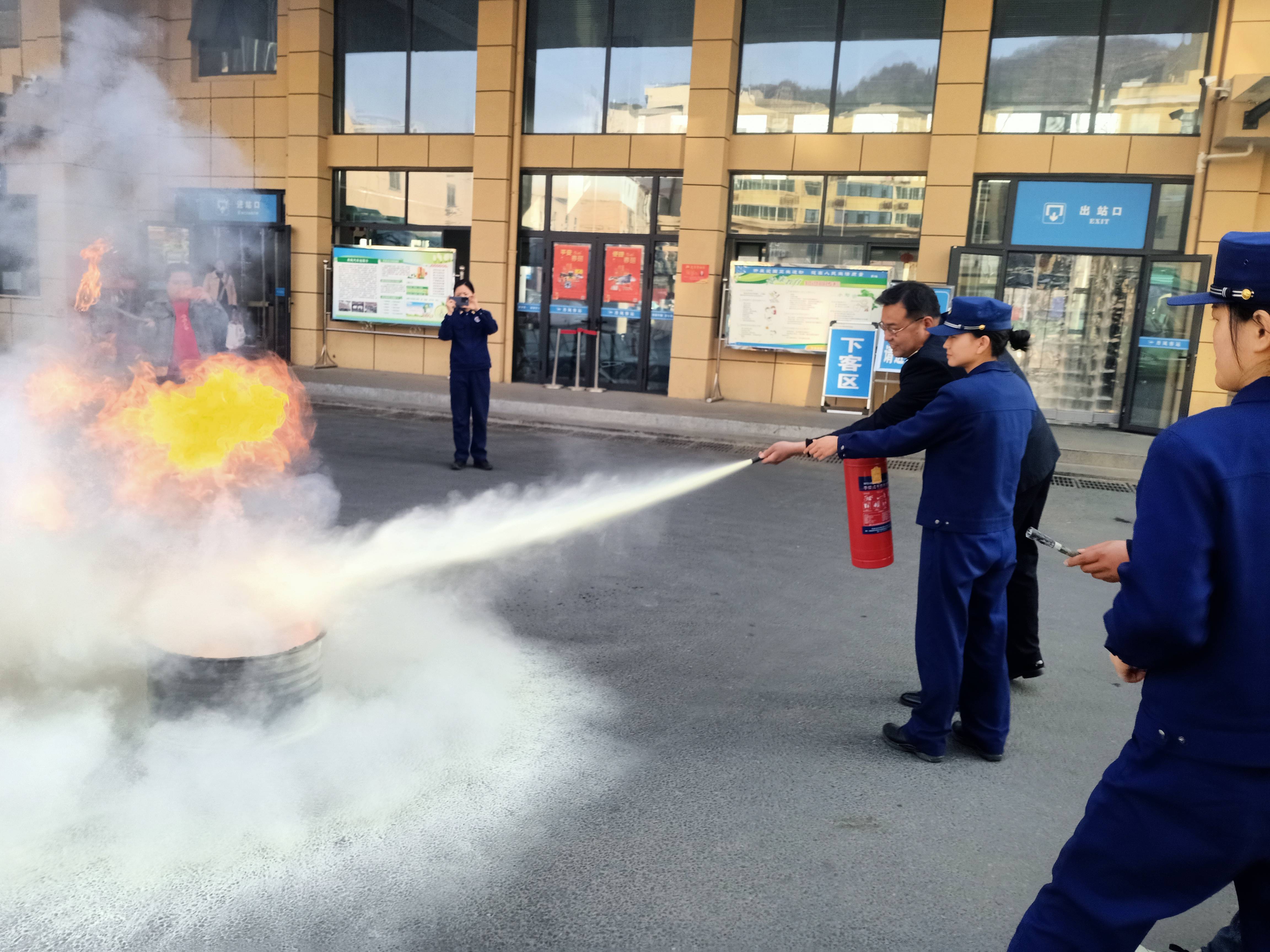 丹凤县平安汽车有限责任公司举行消防知识培训演练
