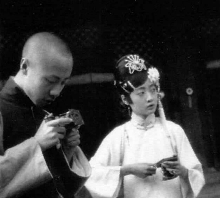晚清皇后婉容老照片与皇帝溥仪摆弄相机在紫禁城里骑自行车