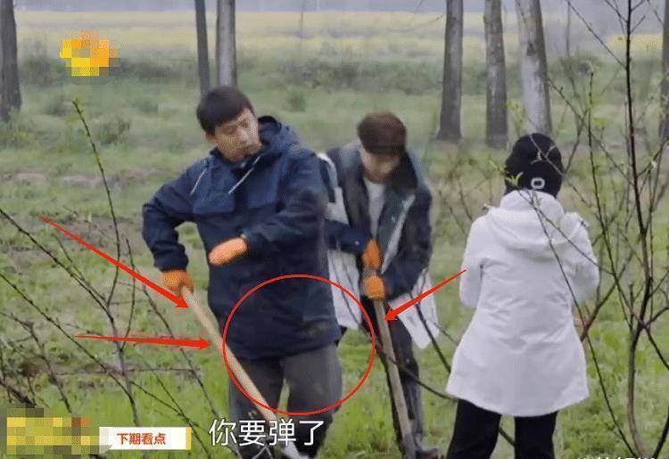 张艺兴在下地干活的时候,他可是穿着一身白衣开拖拉机,因为地里还是湿