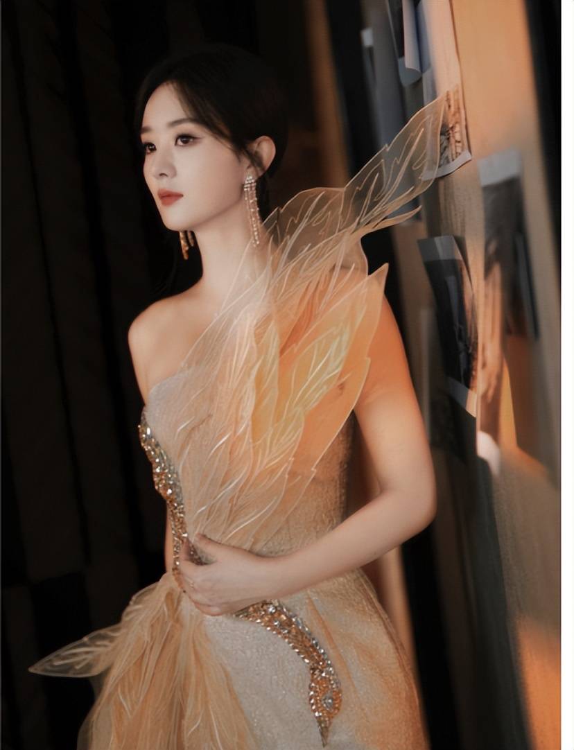 仙气十足赵丽颖金色凤凰裙亮相尽显女神范儿