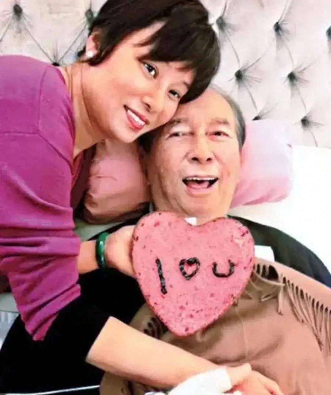 当四太梁安琪的酒店开业时,连何超琼都到现场为四太庆祝,三太陈婉珍也