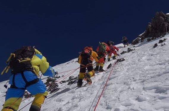 原创珠峰上的睡美人20年来为何没有人敢动她说出来你可能不信