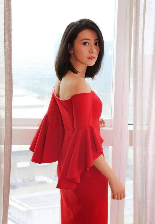 高圆圆现身郑州商场代言皱纹横生太真实穿素色衣服大妈感十足
