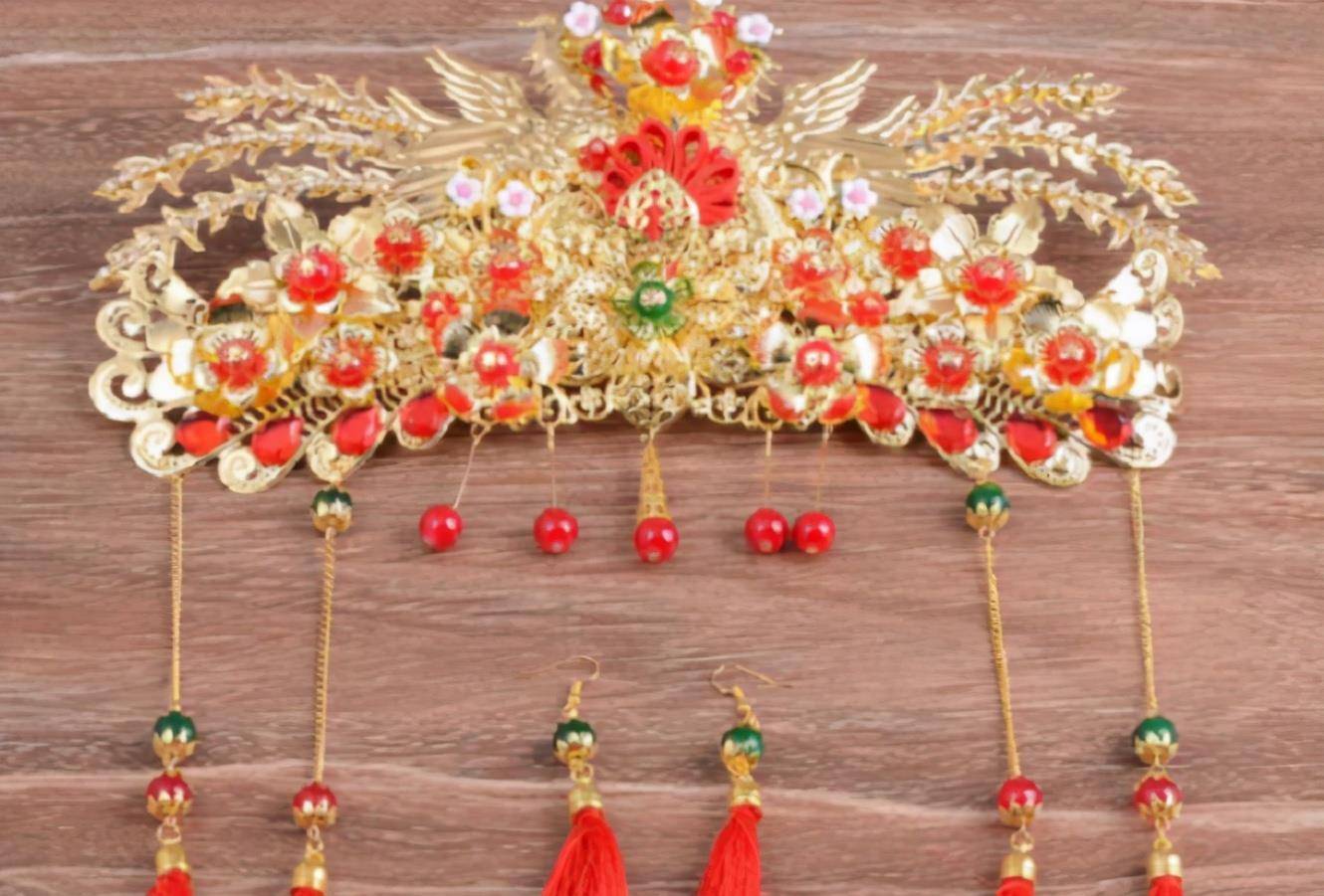 原创农村大妈头戴慈禧太后凤冠去鉴宝刚登台专家赶快摘了它