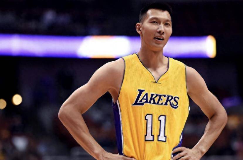 原创易建联27岁娶巴西足球宝贝36岁退役生两儿子家庭生赢家