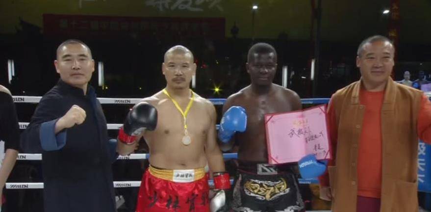 他们的武功并不能作为参考,然而释永信的另一位名为释延孜的弟子,就是