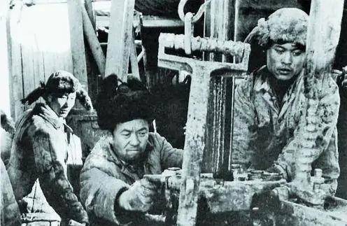 王进喜:为祖国献石油的铁人,为阻止井喷,带伤跳进泥浆坑_大庆油田