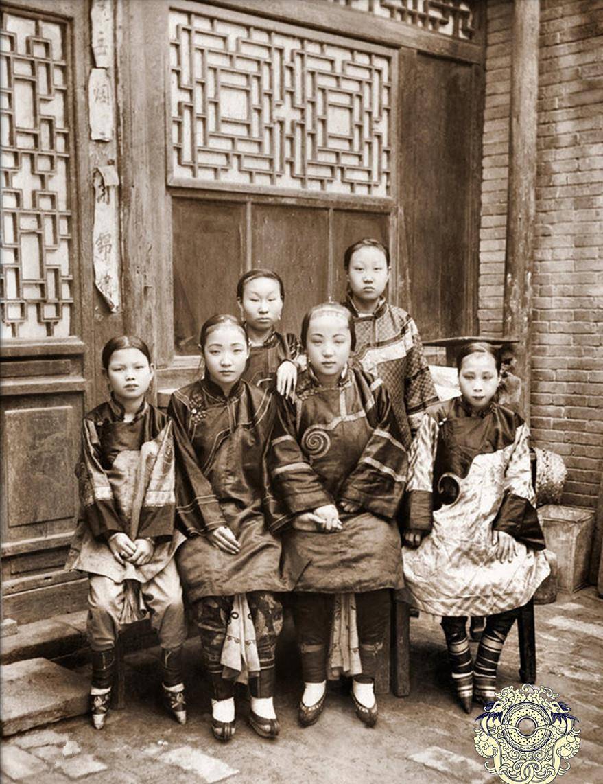 原创清末民初中国老照片武者手持大刀女子吸鸦片迷迷糊糊躺在床上