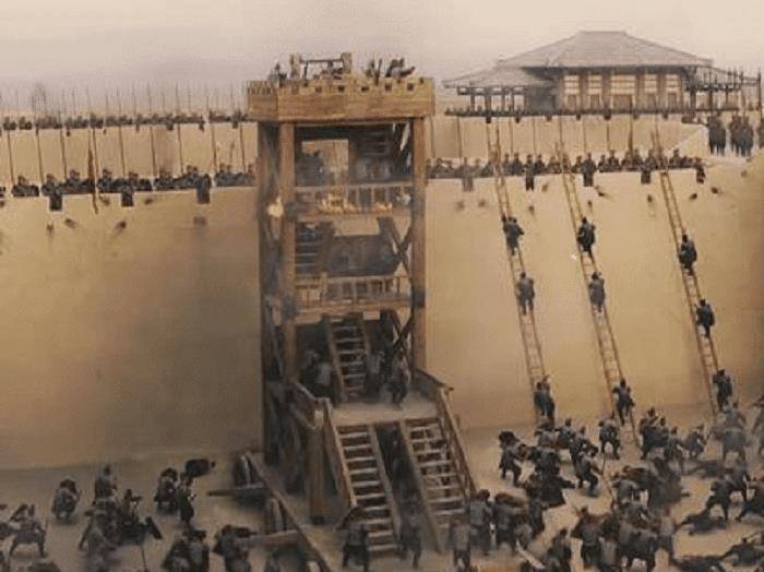 原创古代攻城用云梯守城士兵为何不推倒梯子反而费力往下砸石头