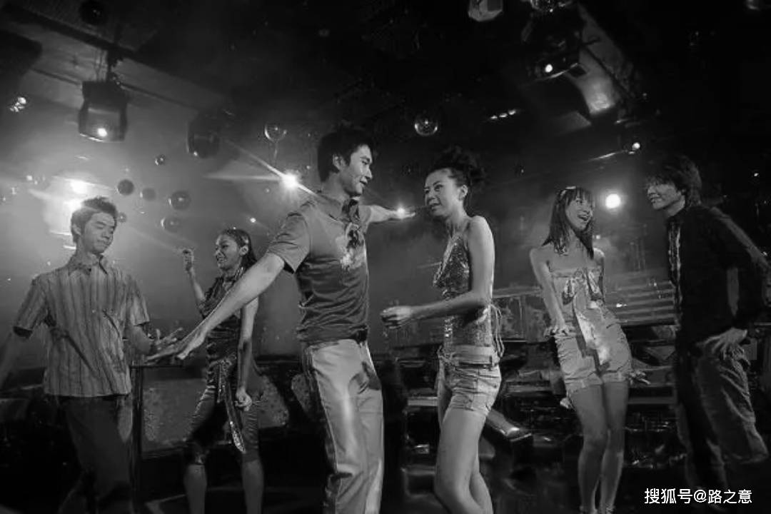 往后几天,刘进军每晚必到豪城歌舞厅请倪晓丽跳舞,两人大有相见恨晚之