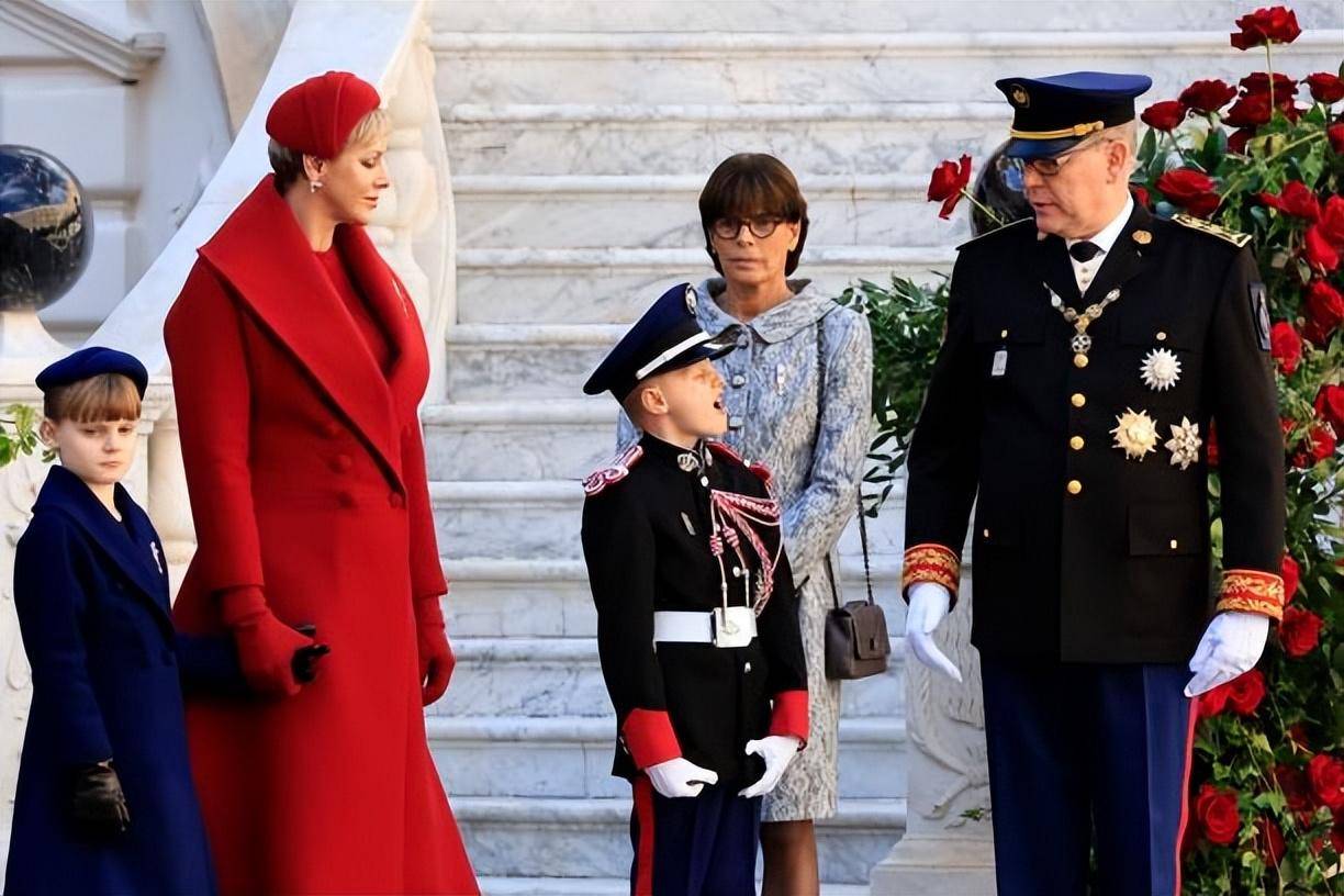 原创摩纳哥亲王66岁大寿一家四口开心亮相和夏琳王妃当众亲吻好甜