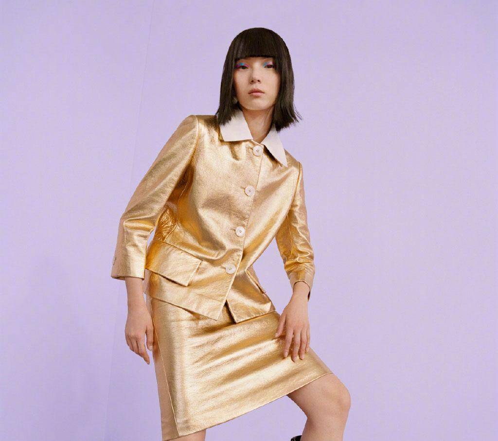 雎晓雯代言硬照,一身金色亮闪套装裙出镜,搭配眼妆