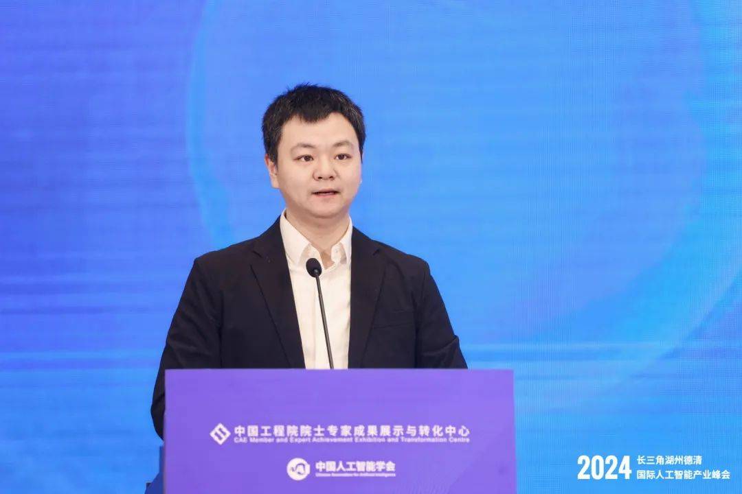 湖州德清县委常委潘振华致开幕词,并向来宾介绍了德清的营商情况.